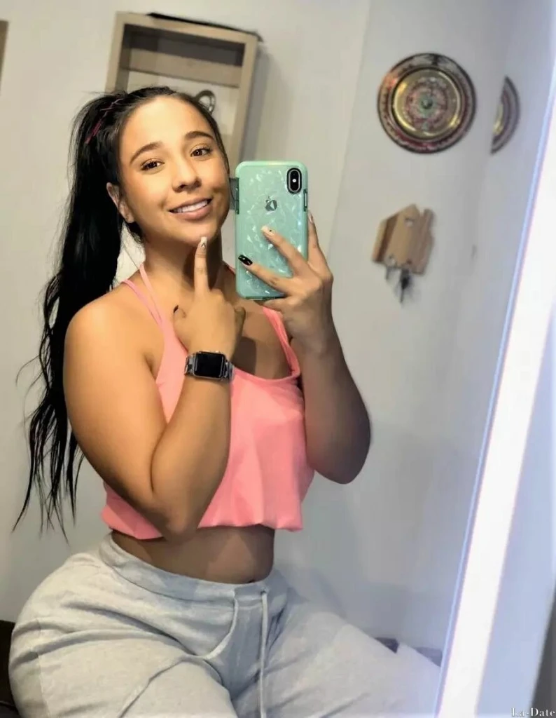Paola Profile image 1